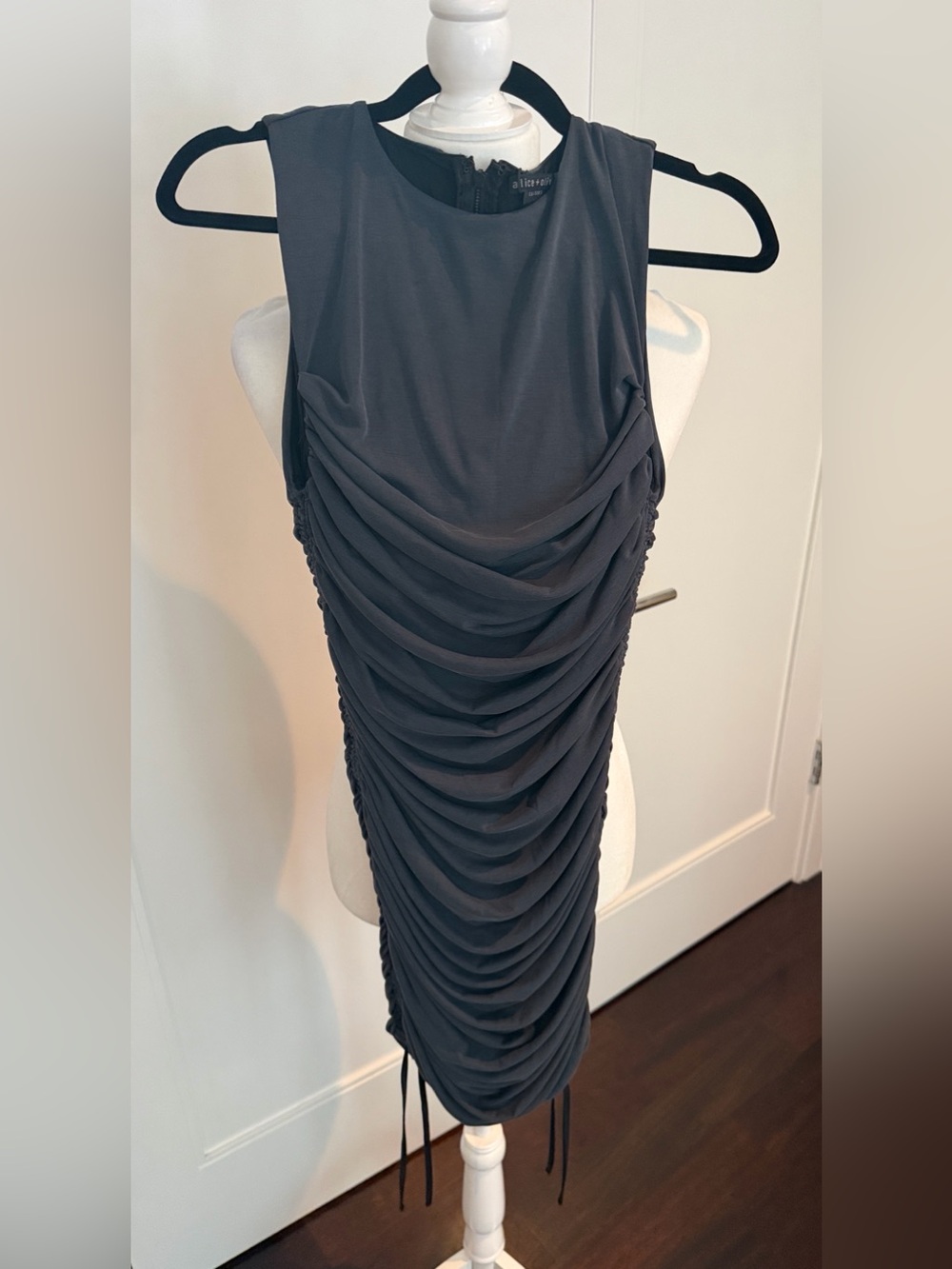 Alice and Olivia NWT Katherina Sleeveless Ruched Fitted Bodycon Dress - Charcoal